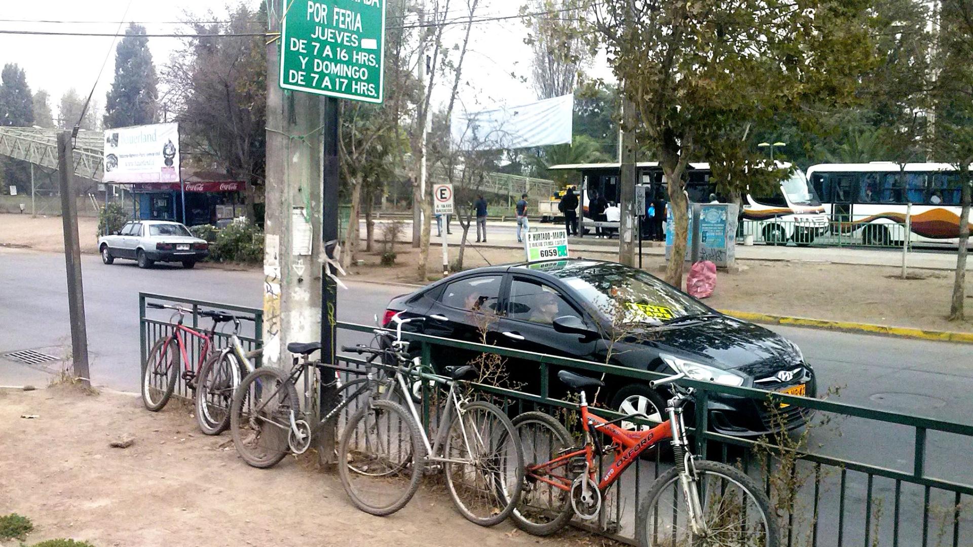 "A las afueras de Ciudad Satélite Maipú ciclistas improvisan biciestacionamiento y continúan viaje en transporte público"