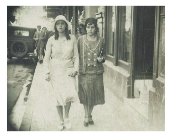 Colección Mujeres en Santiago. Olga Padilla Rojas y Catalina Rojas. Centro de Santiago, 1930. 